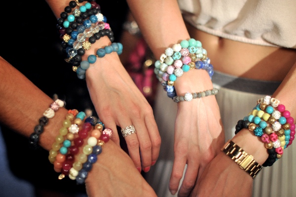 Arm Candy: Friendship bracelets to make and share: 9781910496152: Books -  Amazon.ca