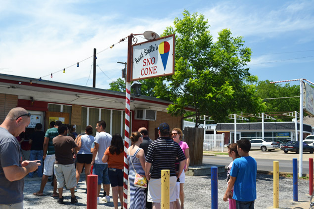 Customers line-up for Aunt Stelle's Snow Cones (Photography by Hayden Harrison)
