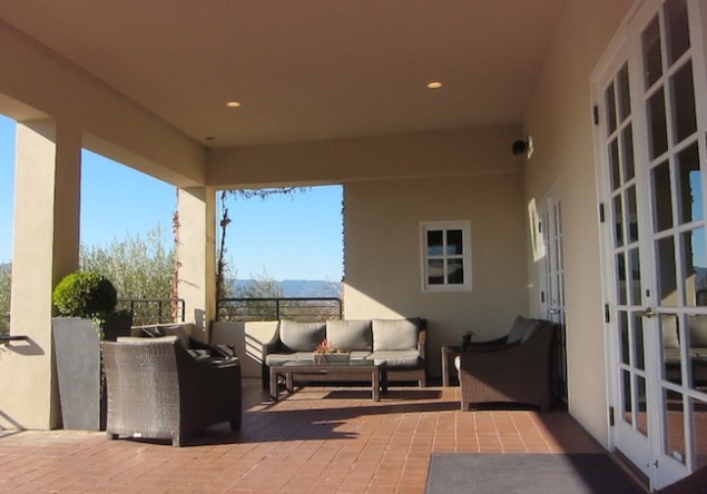 The outdoor tasting area at Miner Family Wines