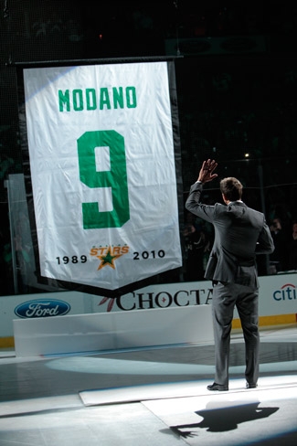 Modano was repeatedly overcome by the response of the crowd.    (photo courtesy of the Dallas Stars)