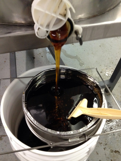 This year's honey harvest is dark with a smooth floral flavor. Such as is typical for "city honey". 