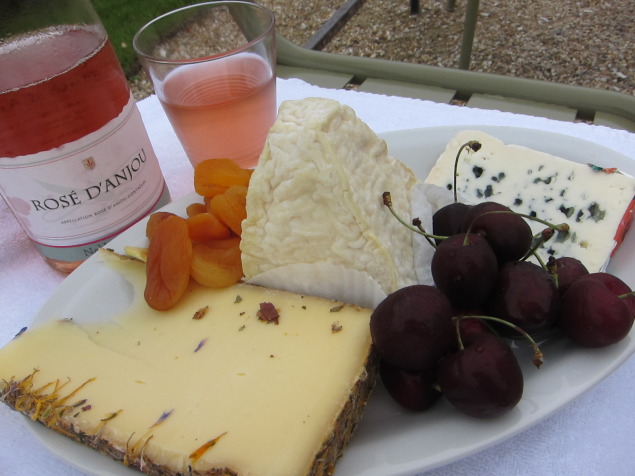 Photo 16 - Paris picnic of Loire wine and cheese