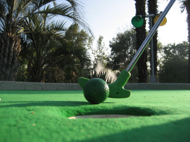 Play a round of miniature golf at the Adventure Landing theme park. Photo credit: Blaze187u/Flickr.