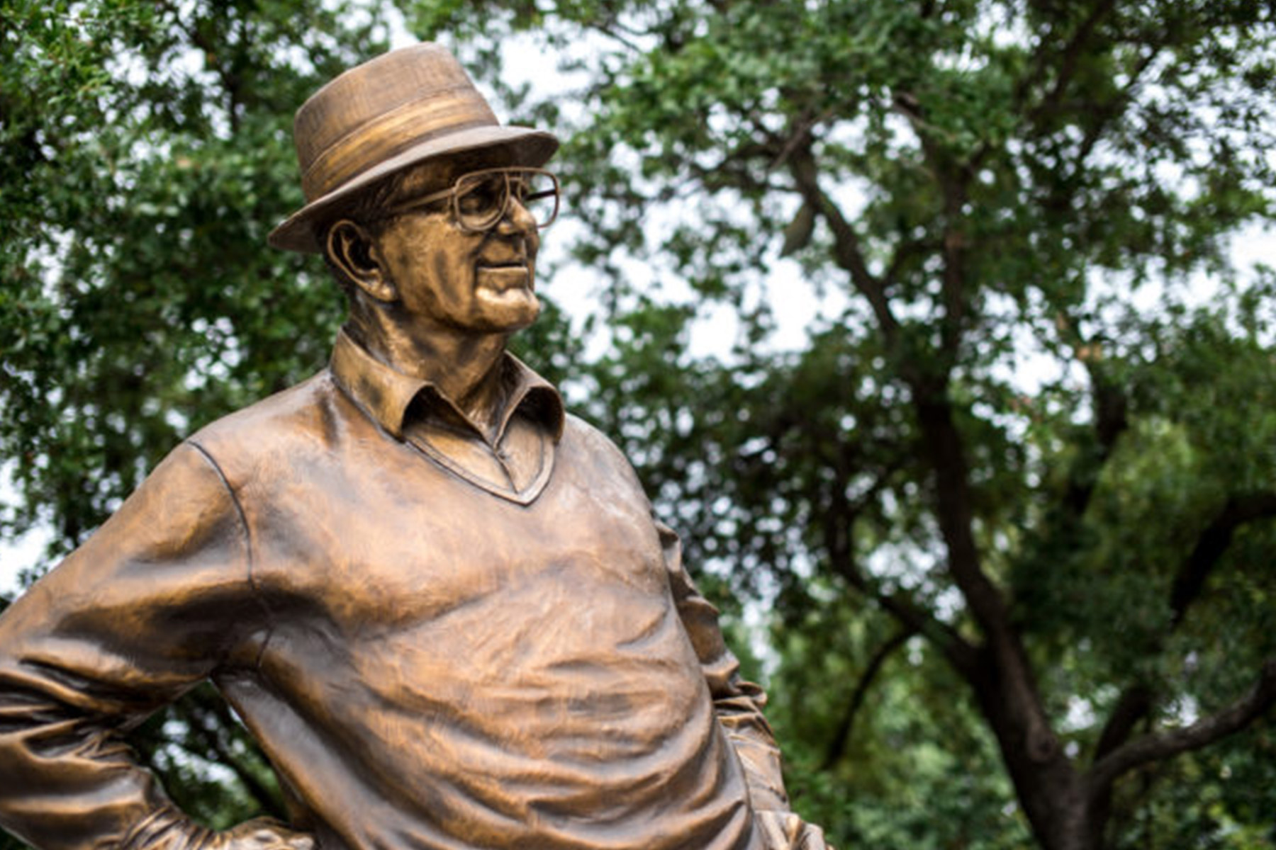 Ernie Banks Memorial Statue` at Booker T. Washington in the Arts District  of Downtown Dallas, Texas. Editorial Stock Image - Image of baseball, cubs:  172306119