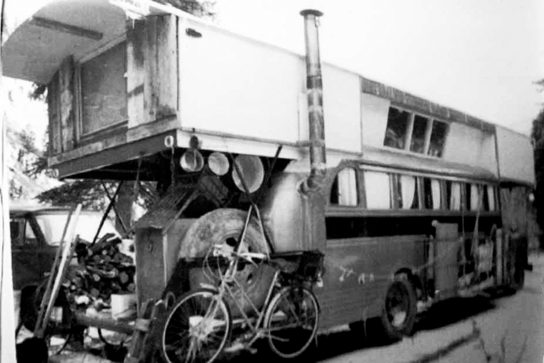 The bus Pillsbury and his family used to move from Detroit to California