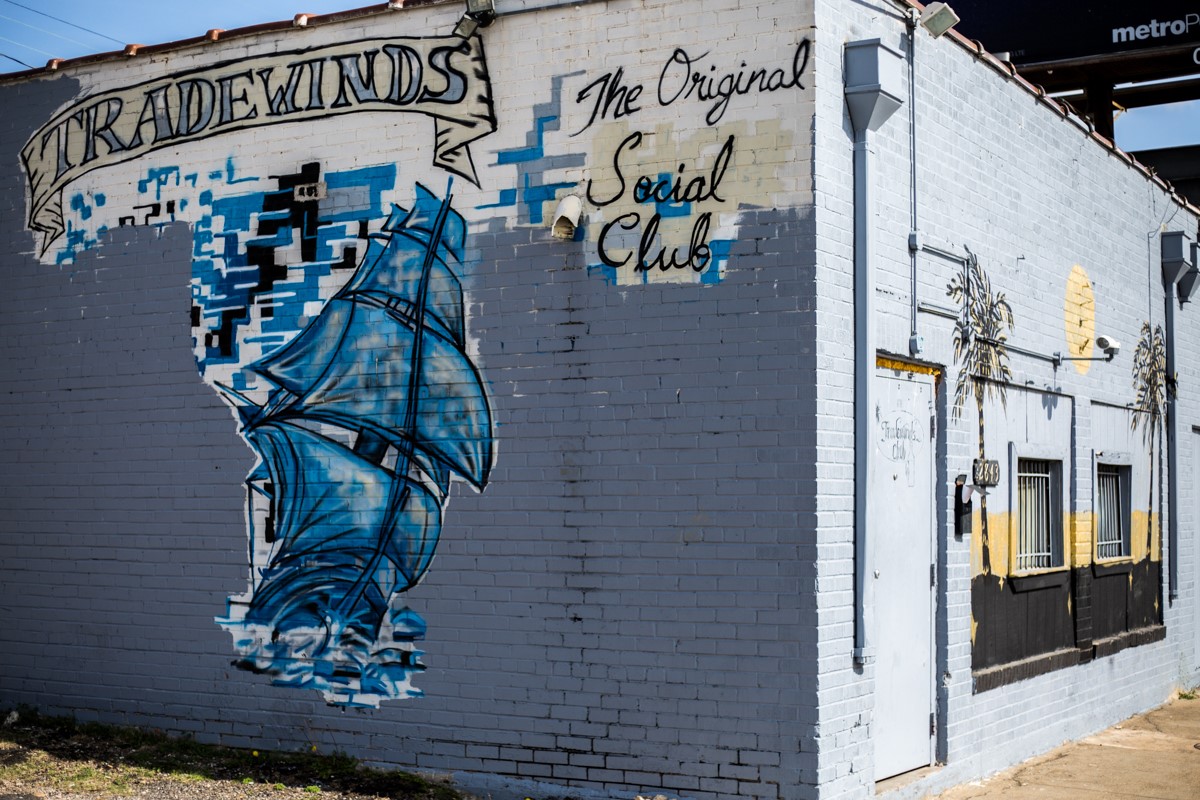 exterior of tradewinds social club in Oak Lawn