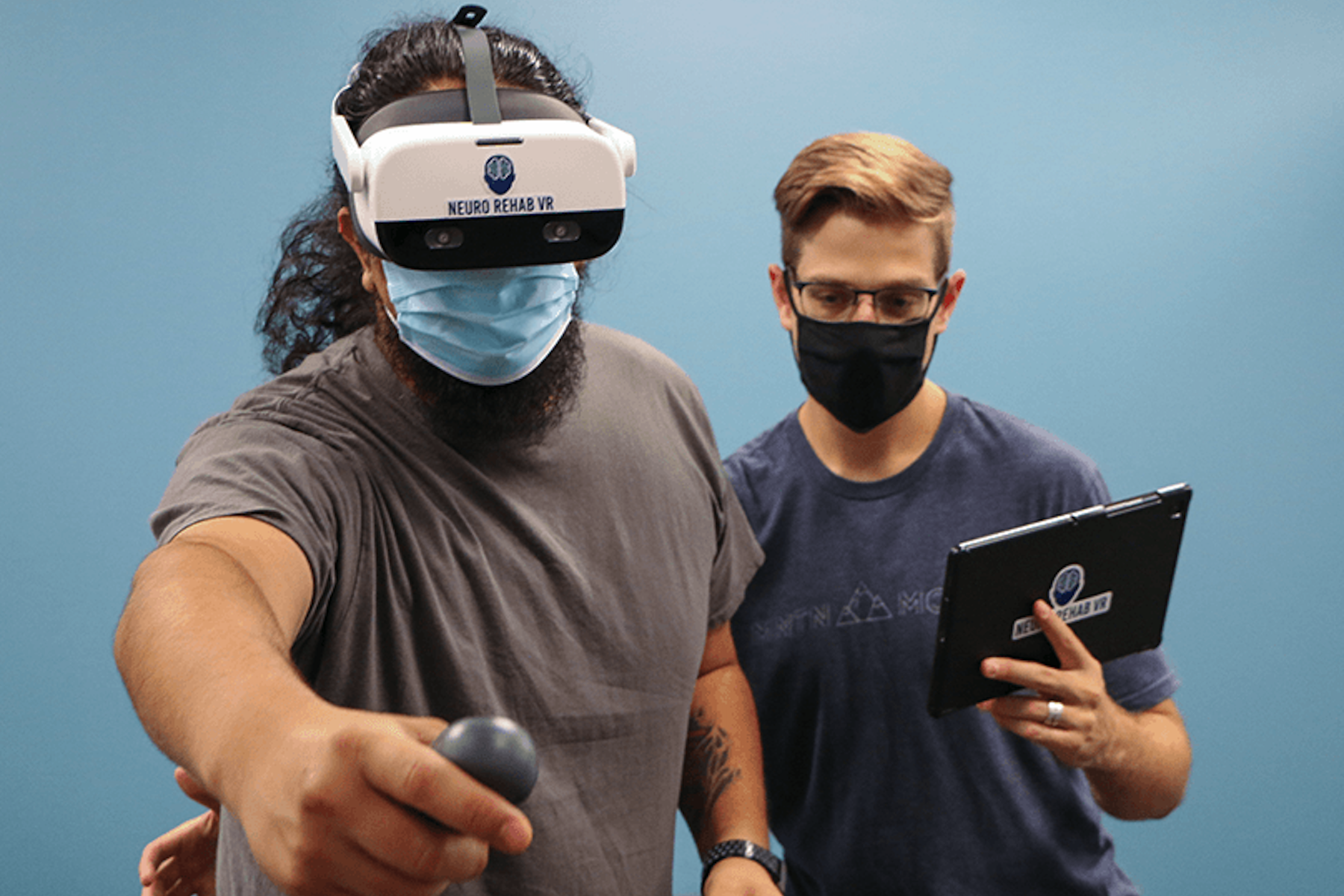 Vr примеры. VR виртуальная реальность. Человек в виртуальной реальности. Виртуальная реальность в реабилитации. VR технологии в реабилитации.