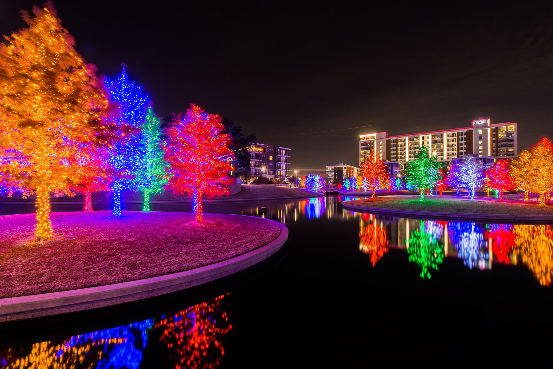 Galleria Dallas Installs Ginormous Christmas Tree