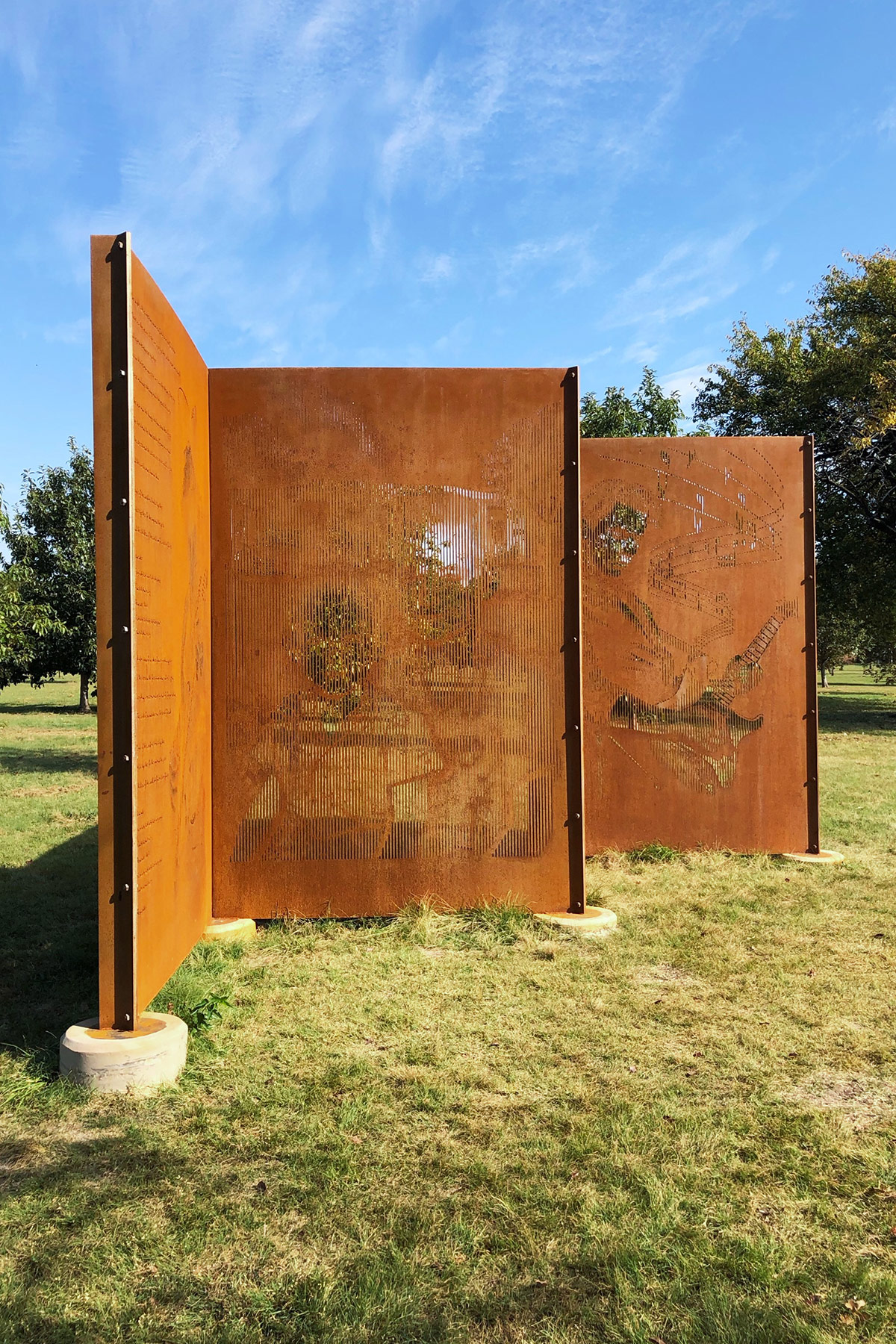 Jimmie and Stevie Ray Vaughan sculpture in Oak Cliff