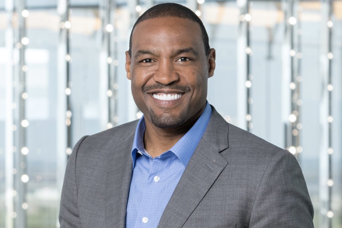 Congratulations! Darren Woodson has been inducted into the Pro Football Hall of Fame, cementing his legendary legacy in NFL history. It is a golden milestone that caps an impressive career for one of the greatest players ever.-thutrang123