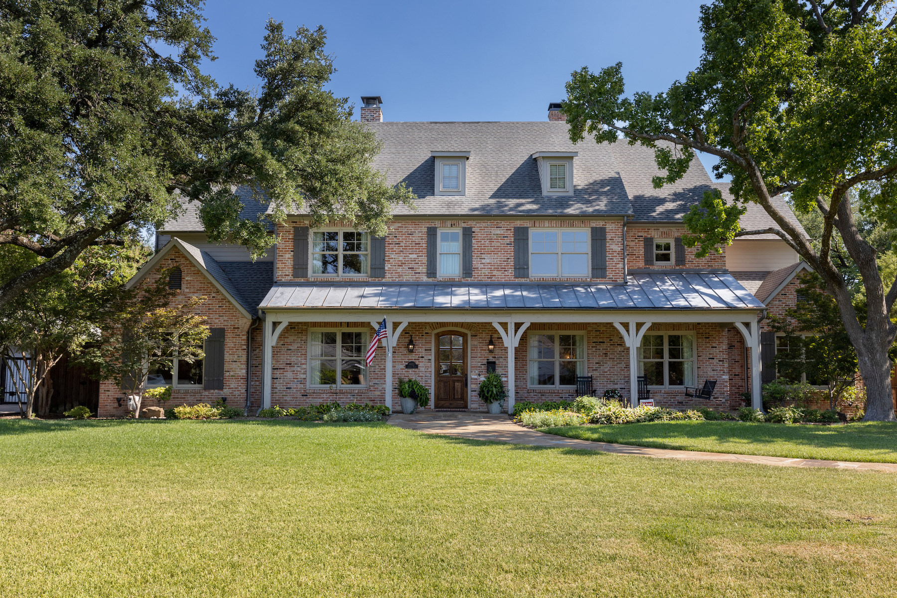 Hot Property: A Dreamy North Dallas Farmhouse with a Screened-in Porch - Vimarsana News