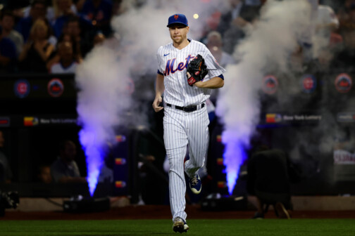 Jacob deGrom throwing after early Rangers injury scare