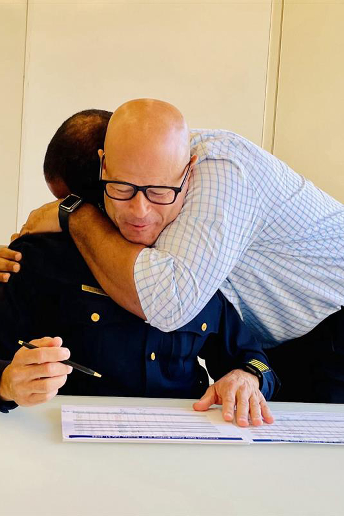 mayor hugging police chief