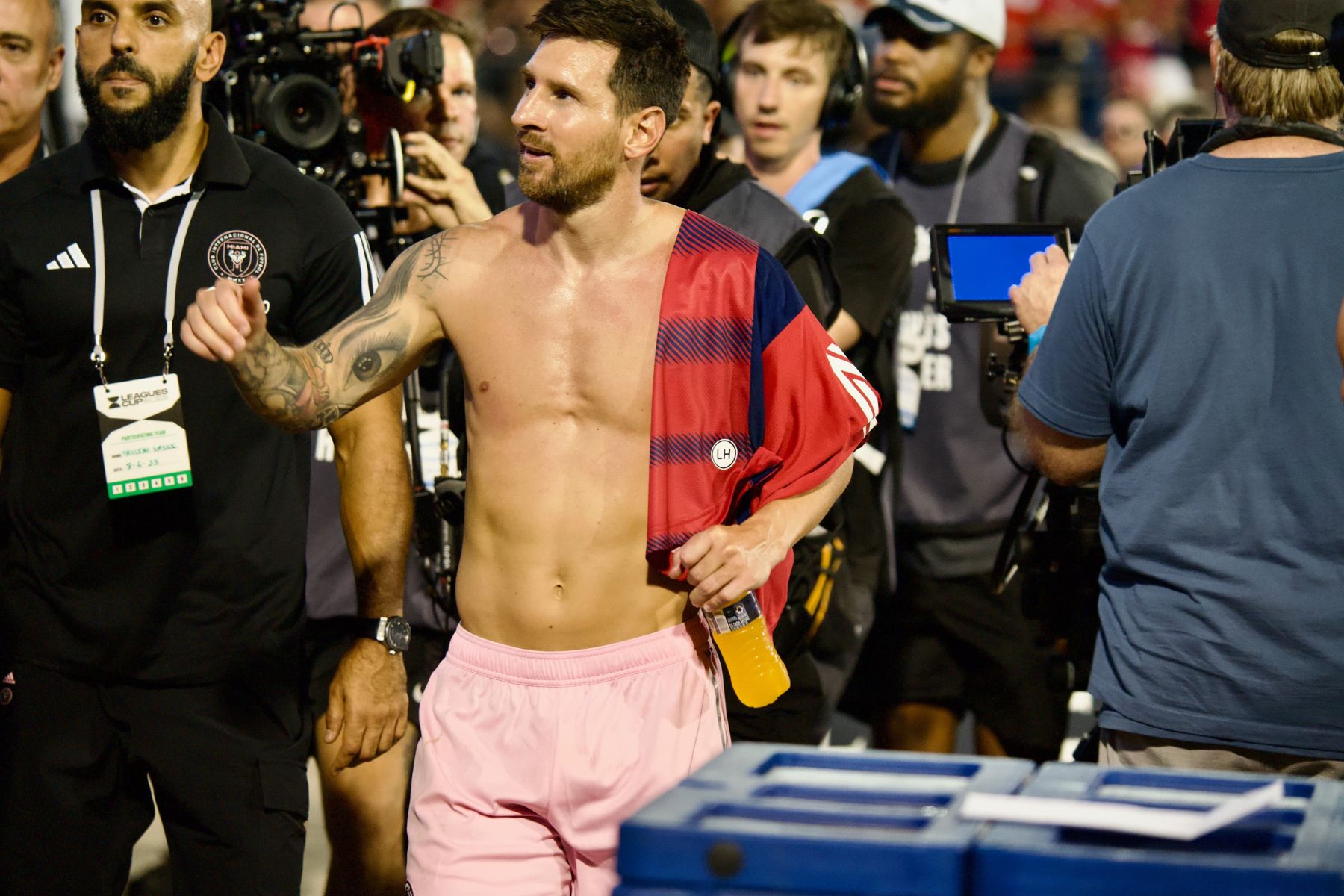 Messi hot sale without shirt