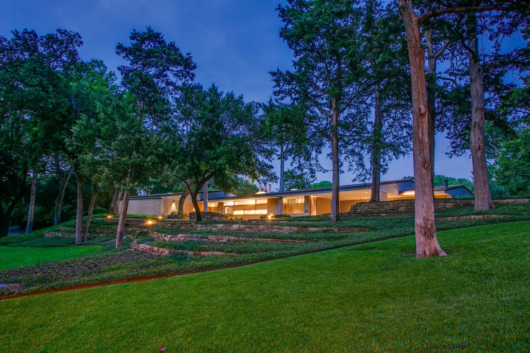 Hot Property: This Mid-Century Modern Jewelbox Overlooks A Lake